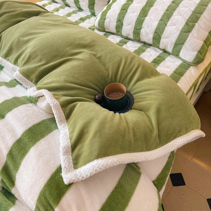 91家纺网 家纺一手货源 找家纺 2024新款A类北极绒格子-条纹系列宽包边加厚被套（暖光图） 条纹-豆绿
