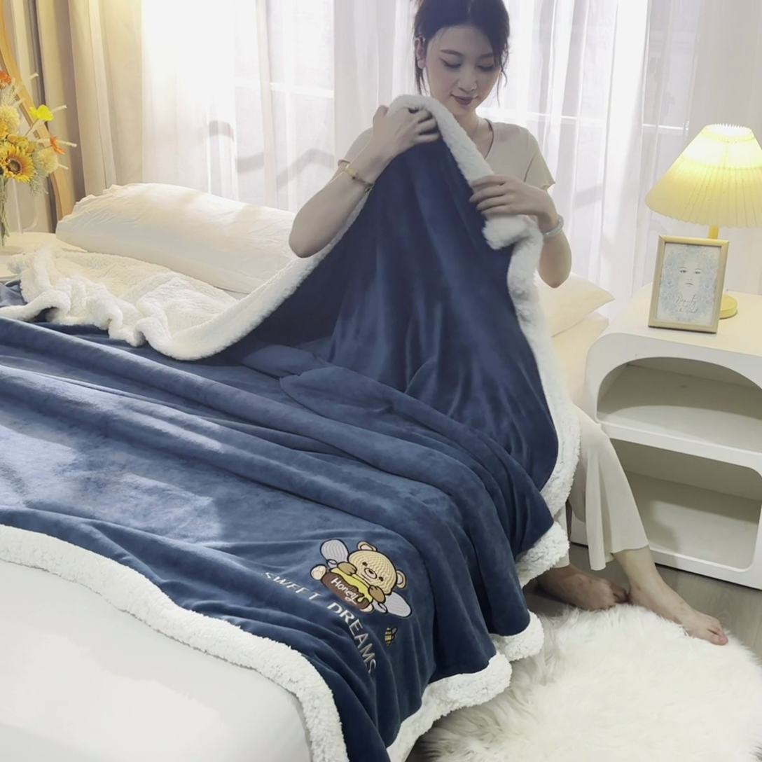 91家纺网 家纺一手货源 找家纺 2025新款毛毯AB版牛奶绒+羊羔绒毯子复合多功能午睡毯 美梦-午夜蓝