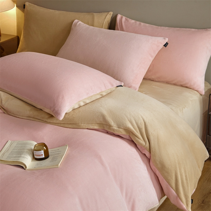 91家纺网 家纺一手货源 找家纺 启程家纺 2024新款A类加厚230克纯色双拼牛奶绒四件套 奶油粉+奶咖