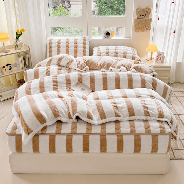 91家纺网 家纺一手货源 找家纺 2024新款A类北极绒格子-条纹系列宽包边加厚被套（自然光图） 条纹-奶咖