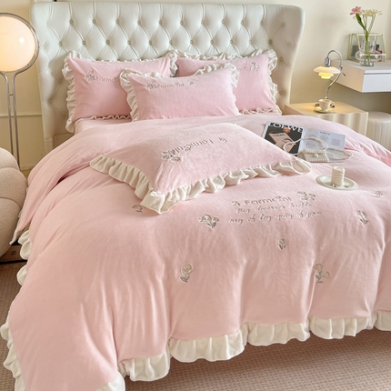 91家纺网 家纺一手货源 找家纺 （总）金牛座家纺 2025新款韩版木耳花边刺绣牛奶绒四件套-小欢喜