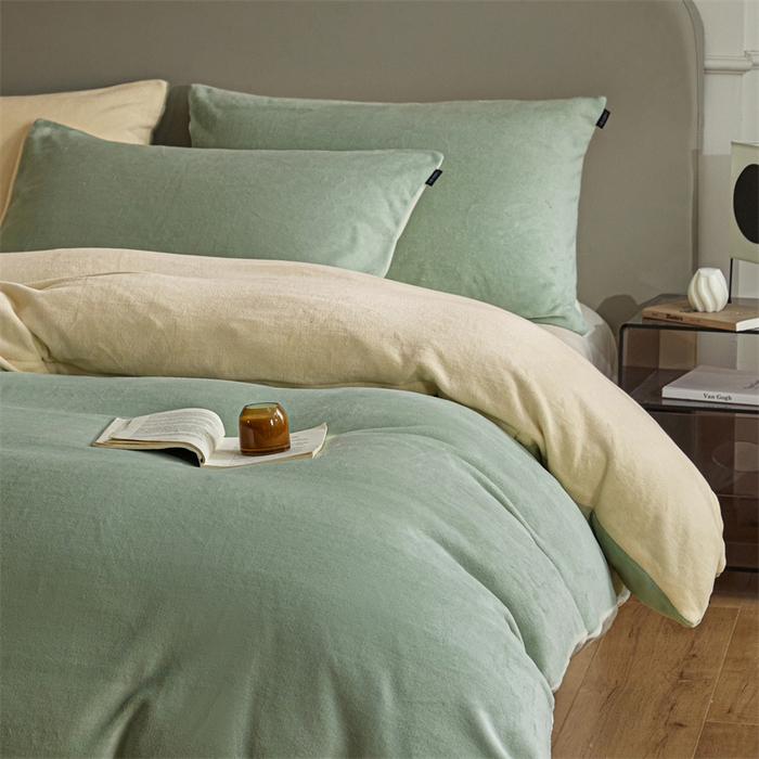 91家纺网 家纺一手货源 找家纺 启程家纺 2024新款A类加厚230克纯色双拼牛奶绒四件套 草绿+奶黄