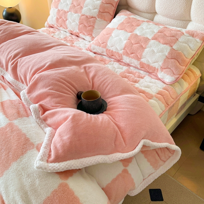 91家纺网 家纺一手货源 找家纺 2024新款A类北极绒格子-条纹系列宽包边加厚被套（暖光图） 棋盘格-粉玉