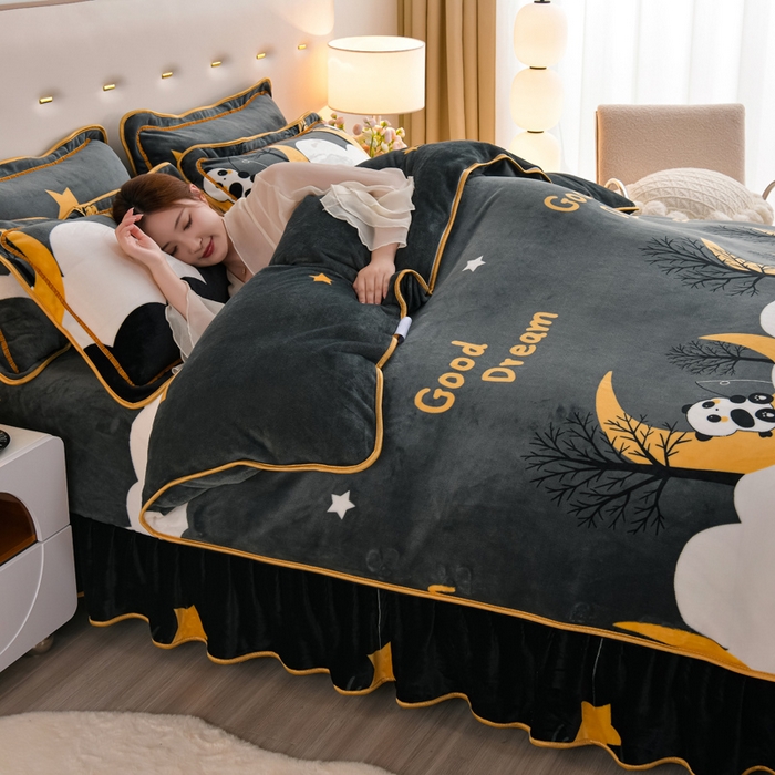 91家纺网 家纺一手货源 找家纺 阿亮家居 2024新款8.5斤保暖牛奶绒金貂绒床裙款四件套 可爱熊猫