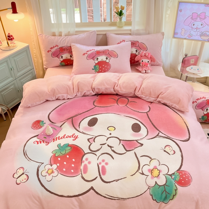 91家纺网 家纺一手货源 找家纺 金爱家 2024新款三丽鸥大版加厚牛奶绒四件套-第二批 绒大版-R草莓果汁美乐蒂