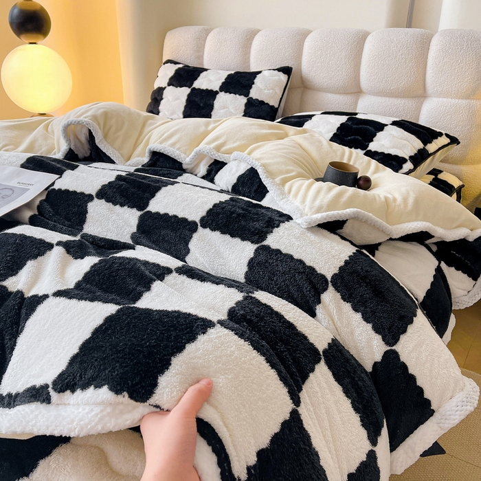 91家纺网 家纺一手货源 找家纺 2024新款A类北极绒格子-条纹系列宽包边加厚被套（暖光图） 棋盘格-黑白