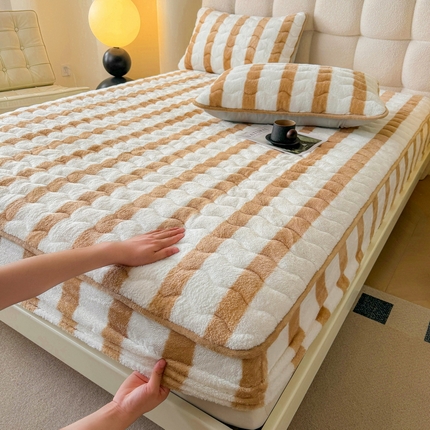 91家纺网 家纺一手货源 找家纺 （总）2024秋冬北极绒加厚夹棉床笠三件套印花泰迪绒床垫保护套罩-格子条纹系（暖光图）