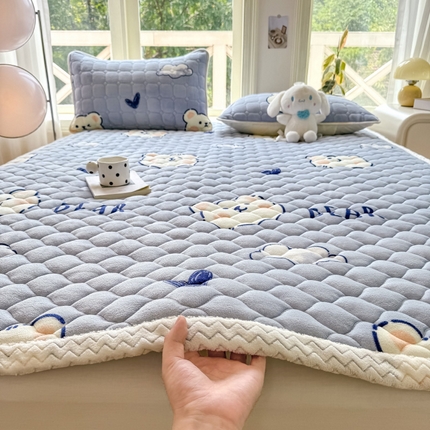 91家纺网 家纺一手货源 找家纺 眠势力 2025新款牛奶绒床垫保暖床褥子夹棉加厚秋冬季防滑床护垫 贝壳边-云朵小熊