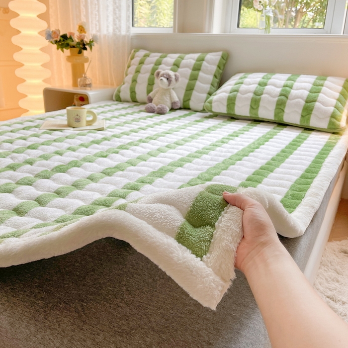 91家纺网 家纺一手货源 找家纺 2024秋冬加厚床垫床褥子北极绒印花泰迪绒床褥床护垫三件套-160g夹棉 条纹-豆绿