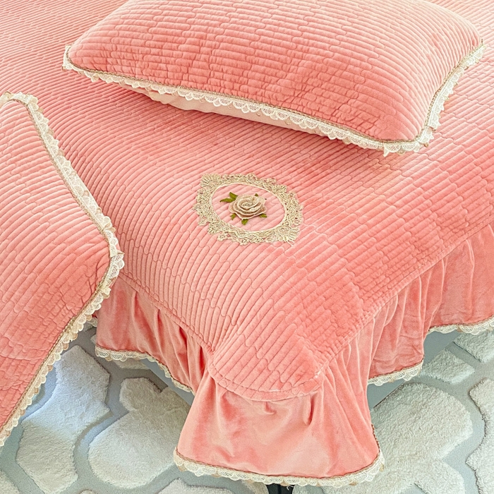 91家纺网 家纺一手货源 找家纺 胜权家纺 2024秋冬新款婴儿绒夹棉圆角花边简约风纯色牛奶绒床盖三件套 流绪花梦玉