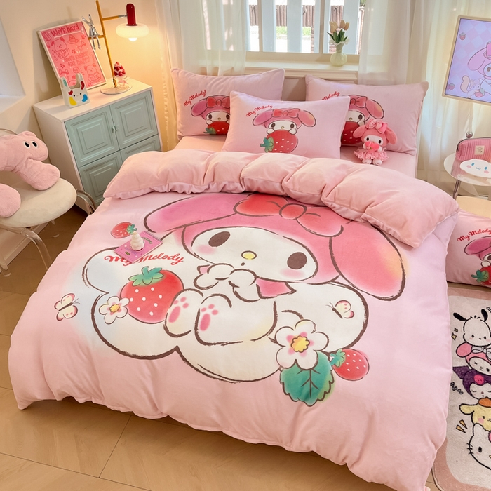 91家纺网 家纺一手货源 找家纺 金爱家 2024新款三丽鸥大版加厚牛奶绒四件套-第二批 绒大版-R草莓果汁美乐蒂