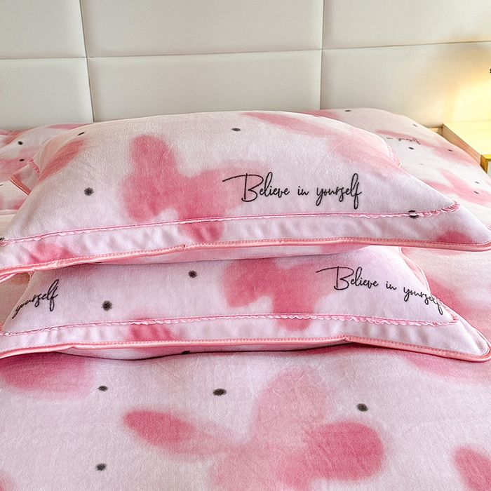 91家纺网 家纺一手货源 找家纺 富缦庭 2024新款8-9斤小包边床裙款牛奶绒印花四件套 蝶舞翩翩