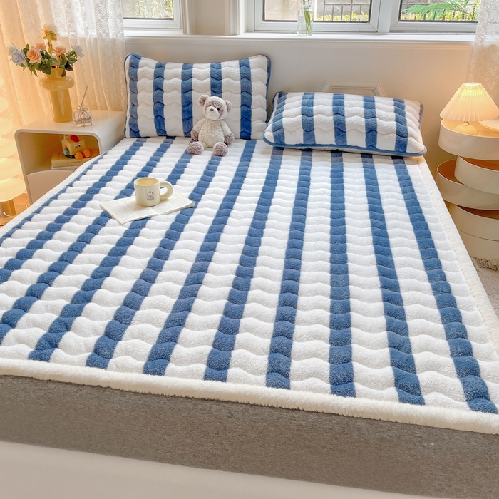 91家纺网 家纺一手货源 找家纺 2024秋冬加厚床垫床褥子北极绒印花泰迪绒床褥床护垫三件套-160g夹棉 条纹-高贵蓝