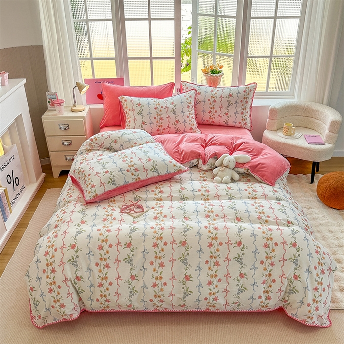 91家纺网 家纺一手货源 找家纺 2025新款三角针贝壳边棉加牛奶绒工艺款四件套 花蔓