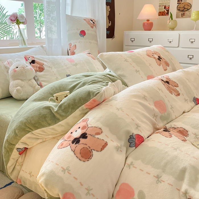 91家纺网 家纺一手货源 找家纺 慕澄家纺 2024新款小清新可爱印花牛奶绒加厚保暖四件套 草莓小熊