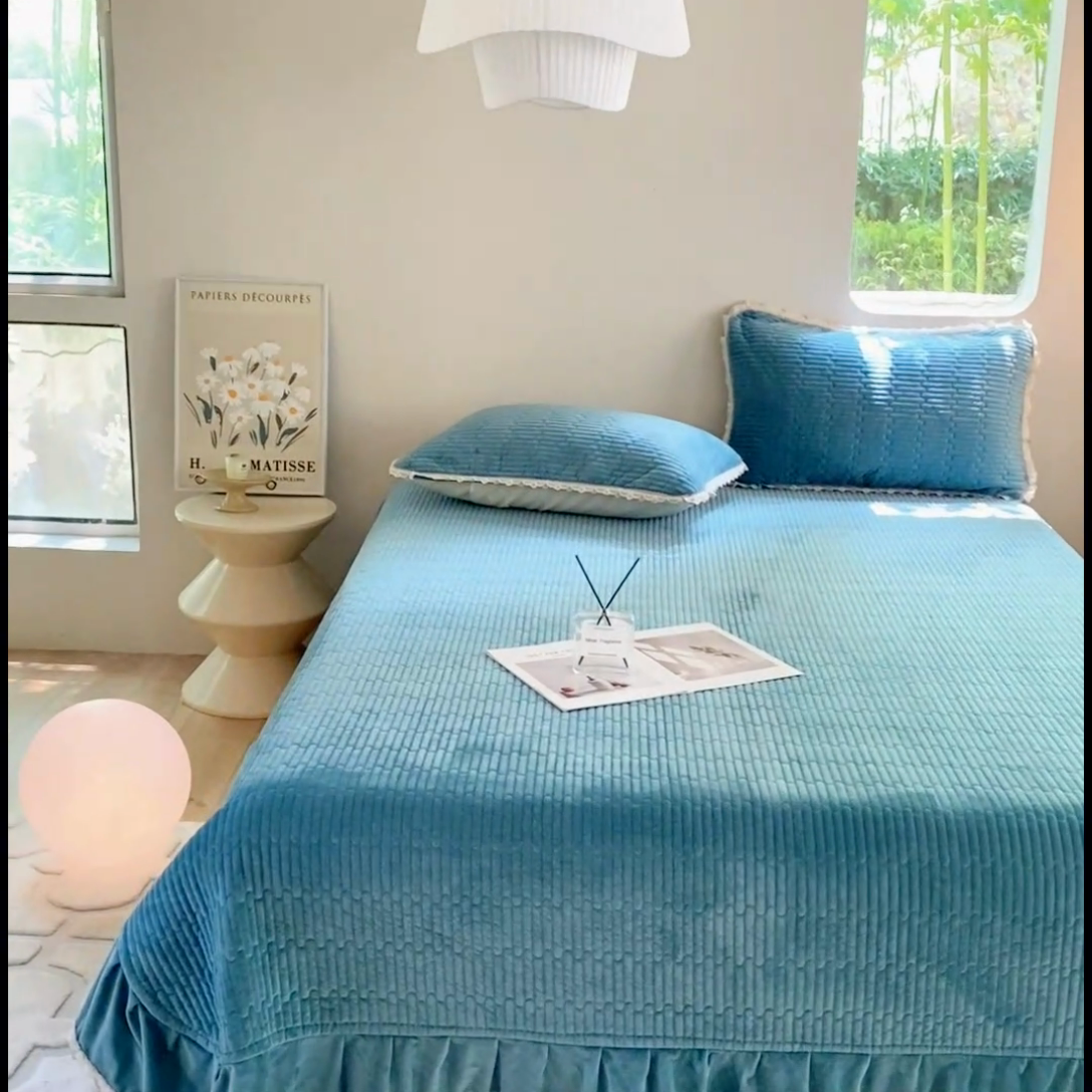 91家纺网 家纺一手货源 找家纺 胜权家纺 2024秋冬新款婴儿绒夹棉圆角花边简约风纯色牛奶绒床盖三件套 流绪花梦蓝