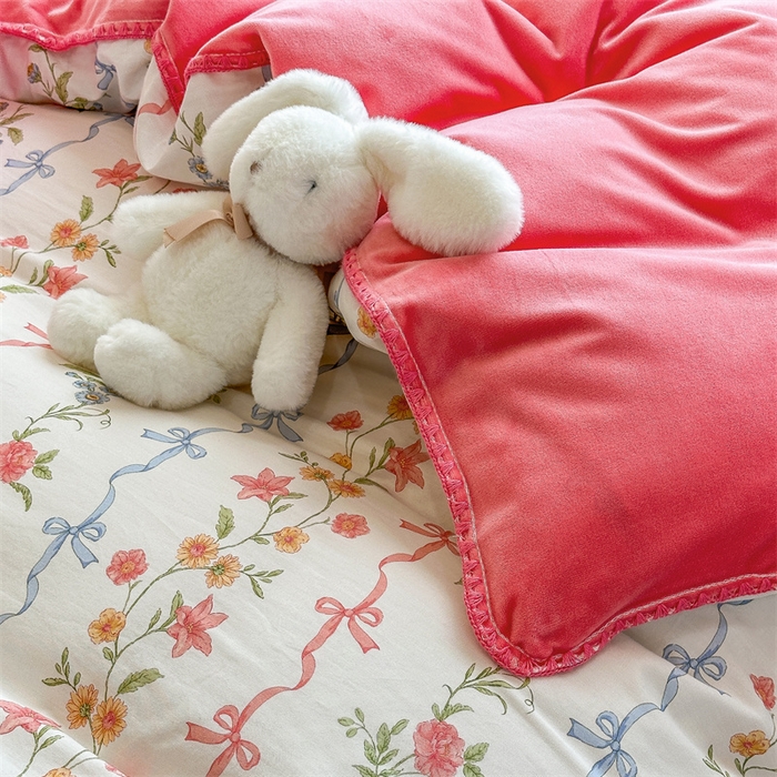 91家纺网 家纺一手货源 找家纺 2025新款三角针贝壳边棉加牛奶绒工艺款四件套 花蔓