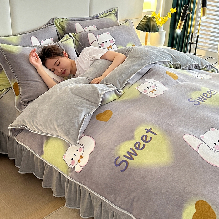 91家纺网 家纺一手货源 找家纺 富缦庭 2024新款8-9斤小包边床裙款牛奶绒印花四件套 甜心猫咪