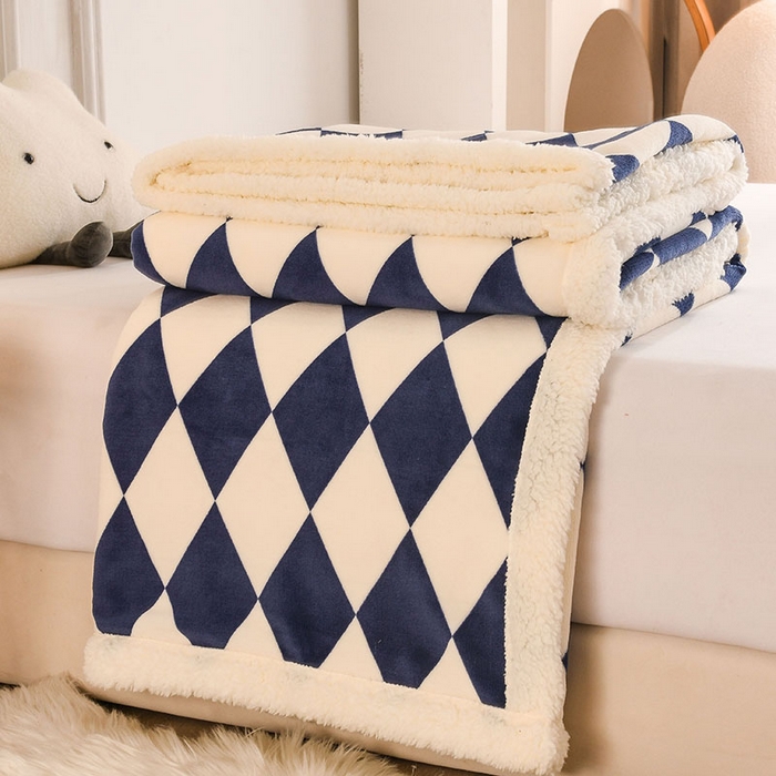 91家纺网 家纺一手货源 找家纺 2025新款毛毯AB版牛奶绒+羊羔绒毯子复合多功能午睡毯 菱格兰