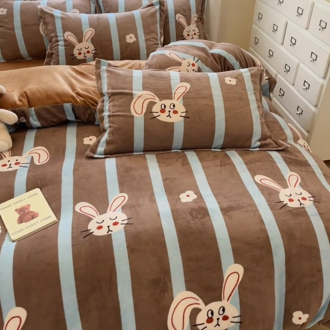 91家纺网 家纺一手货源 找家纺 寐居家纺 2024新款A类小清新牛奶绒印花四件套 简约格