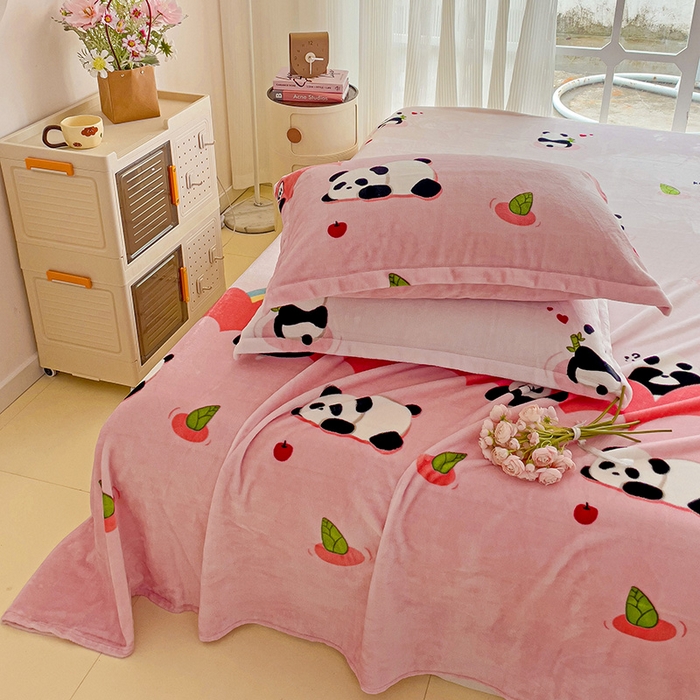 91家纺网 家纺一手货源 找家纺 名兮家居 2024新款时尚卡通风高克重牛奶绒床单-盖毯 彩虹熊猫-粉