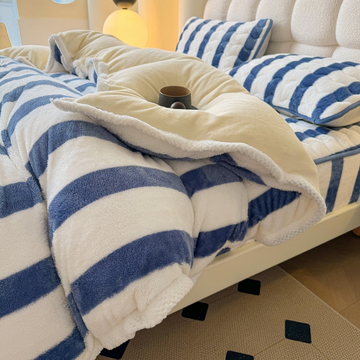 91家纺网 家纺一手货源 找家纺 2024新款A类北极绒格子-条纹系列宽包边加厚被套（暖光图） 条纹-高贵蓝