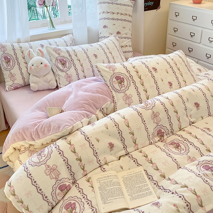 91家纺网 家纺一手货源 找家纺 慕澄家纺 2024新款小清新可爱印花牛奶绒加厚保暖四件套 竖条花