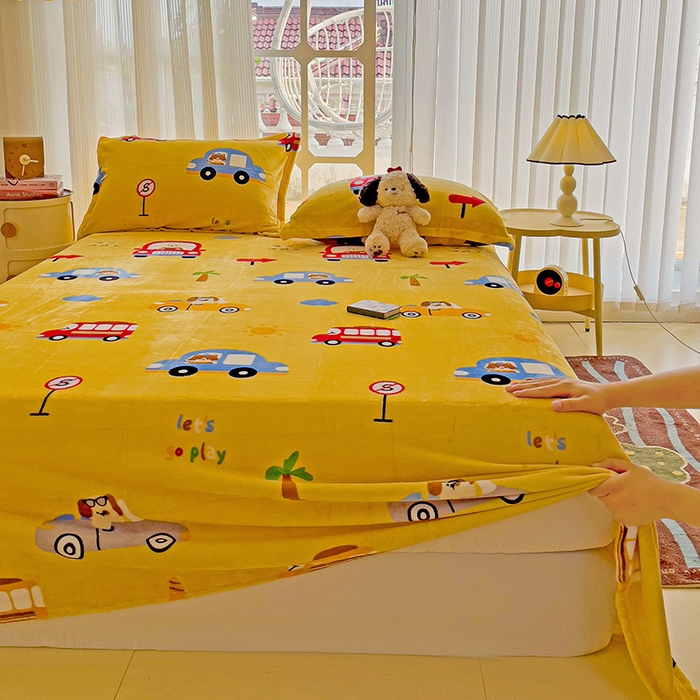 91家纺网 家纺一手货源 找家纺 名兮家居 2024新款时尚卡通风高克重牛奶绒床单-盖毯 汽车派对