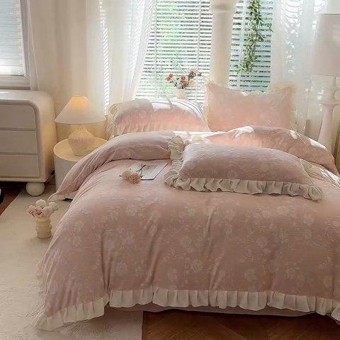 91家纺网 家纺一手货源 找家纺 大麦家纺 204新款高克重雕花牛奶绒四件套-爱丽丝 爱丽丝-桃粉