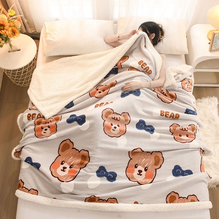 91家纺网 家纺一手货源 找家纺 2025新款毛毯AB版牛奶绒+羊羔绒毯子复合多功能午睡毯 小熊-灰