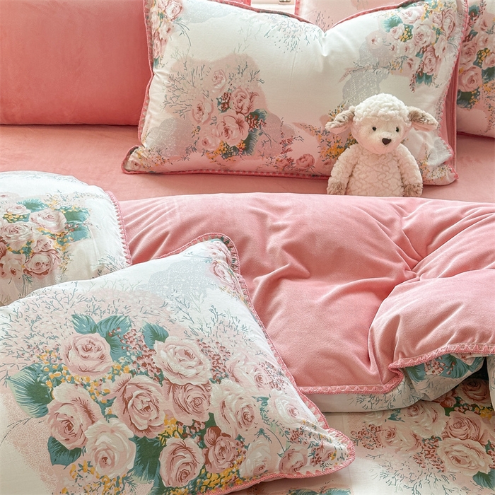 91家纺网 家纺一手货源 找家纺 2025新款三角针贝壳边棉加牛奶绒工艺款四件套 浪漫花舞