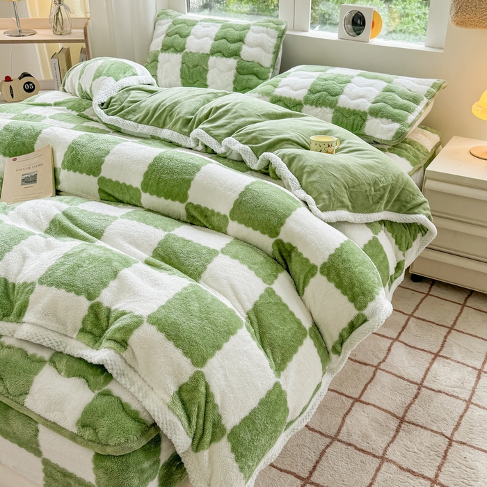 91家纺网 家纺一手货源 找家纺 2024新款A类北极绒格子-条纹系列宽包边加厚被套（自然光图） 棋盘格-豆绿