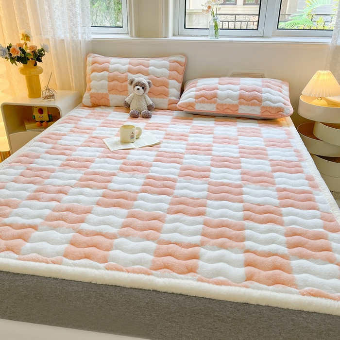 91家纺网 家纺一手货源 找家纺 2024秋冬加厚床垫床褥子北极绒印花泰迪绒床褥床护垫三件套-160g夹棉 棋盘格-粉玉