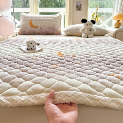 91家纺网 家纺一手货源 找家纺 （总）眠势力 2025新款牛奶绒床垫保暖床褥子夹棉加厚秋冬季防滑床护垫