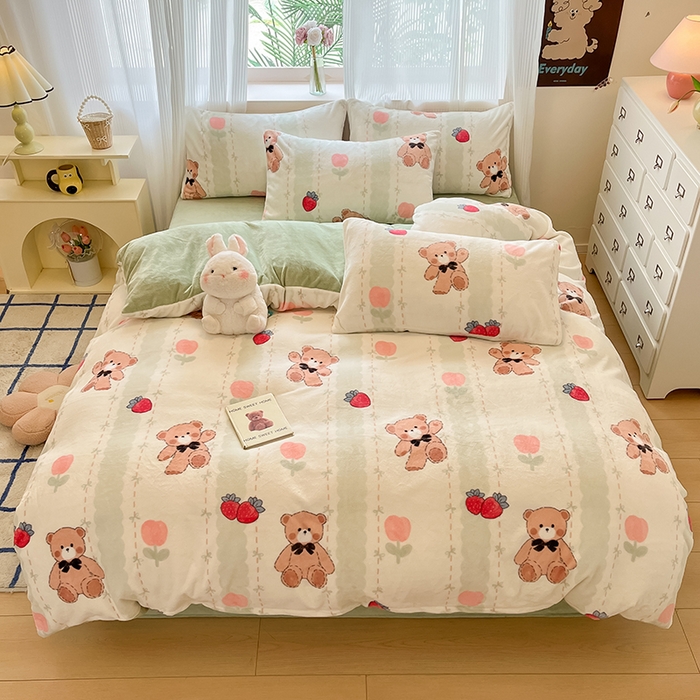 91家纺网 家纺一手货源 找家纺 慕澄家纺 2024新款小清新可爱印花牛奶绒加厚保暖四件套 草莓小熊