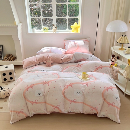 91家纺网 家纺一手货源 找家纺 山茶家纺 2024新款高克重印花牛奶绒四件套 粉色猫咪