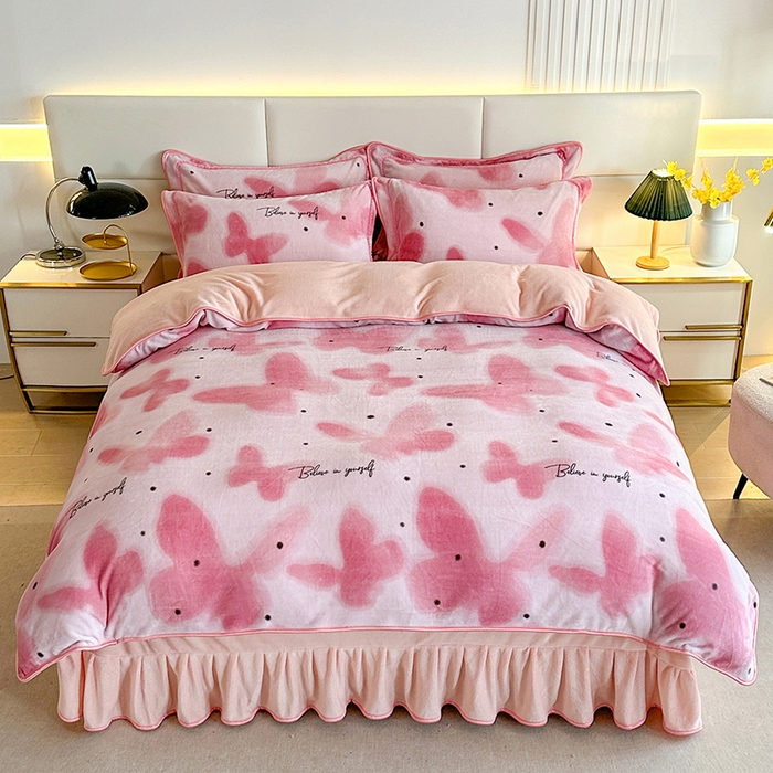 91家纺网 家纺一手货源 找家纺 富缦庭 2024新款8-9斤小包边床裙款牛奶绒印花四件套 蝶舞翩翩