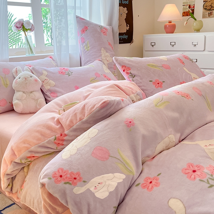 91家纺网 家纺一手货源 找家纺 慕澄家纺 2024新款小清新可爱印花牛奶绒加厚保暖四件套 花丛嬉戏