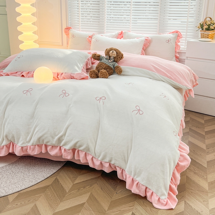 91家纺网 家纺一手货源 找家纺 金麦家纺 2024新款花边款牛奶绒四件套 蝴蝶结-粉色