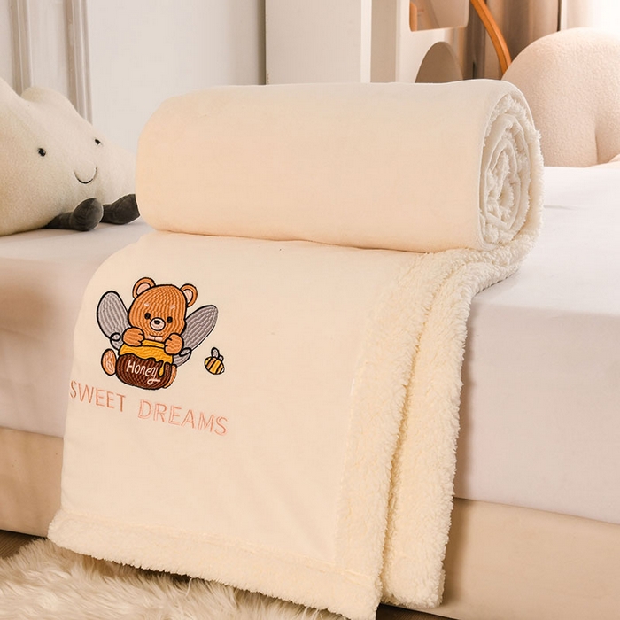 91家纺网 家纺一手货源 找家纺 2025新款毛毯AB版牛奶绒+羊羔绒毯子复合多功能午睡毯 美梦-奶昔白