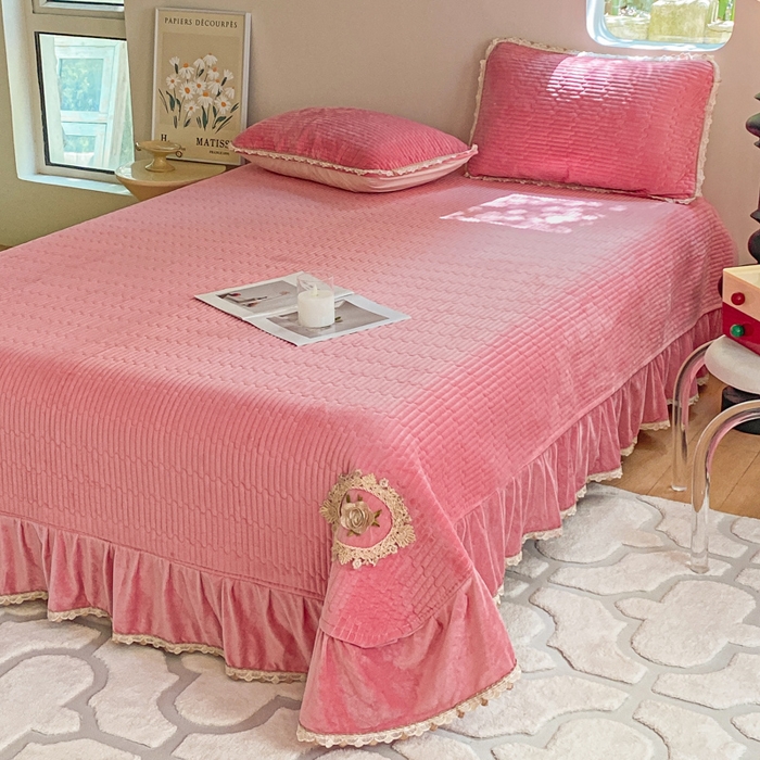 91家纺网 家纺一手货源 找家纺 （总）胜权家纺 2024秋冬新款婴儿绒夹棉圆角花边简约风纯色牛奶绒床盖三件套