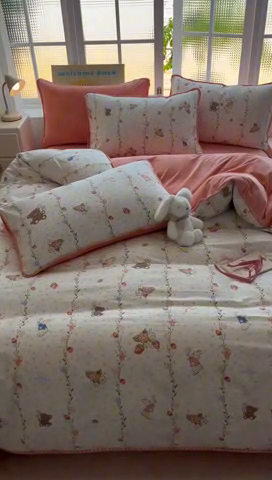 91家纺网 家纺一手货源 找家纺 2025新款三角针贝壳边棉加牛奶绒工艺款四件套 花香小兔