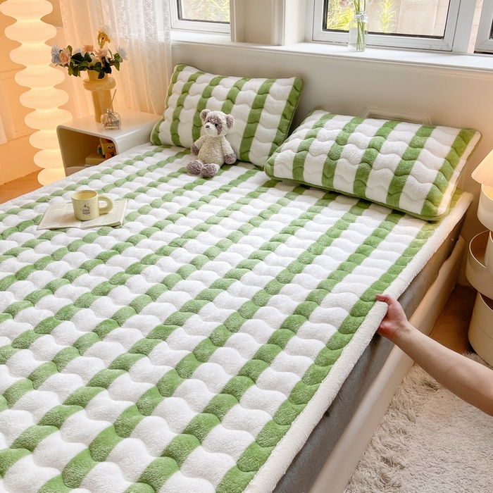 91家纺网 家纺一手货源 找家纺 2024秋冬加厚床垫床褥子北极绒印花泰迪绒床褥床护垫三件套-160g夹棉 条纹-豆绿