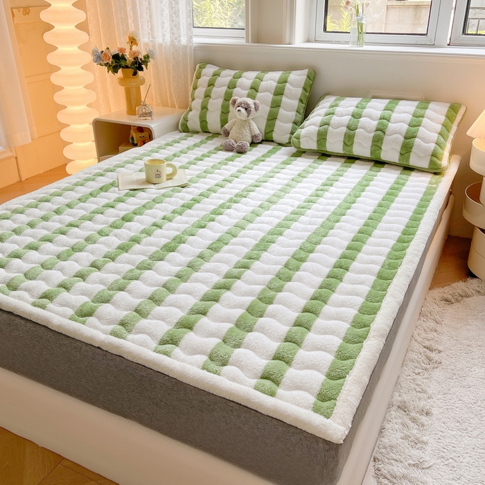 91家纺网 家纺一手货源 找家纺 2024秋冬加厚床垫床褥子北极绒印花泰迪绒床褥床护垫三件套-160g夹棉 条纹-豆绿