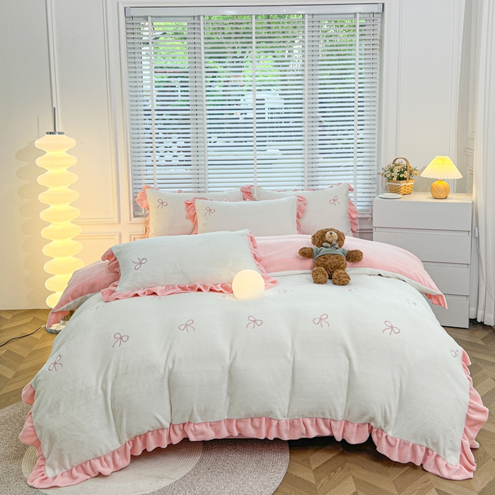 91家纺网 家纺一手货源 找家纺 金麦家纺 2024新款花边款牛奶绒四件套 蝴蝶结-粉色