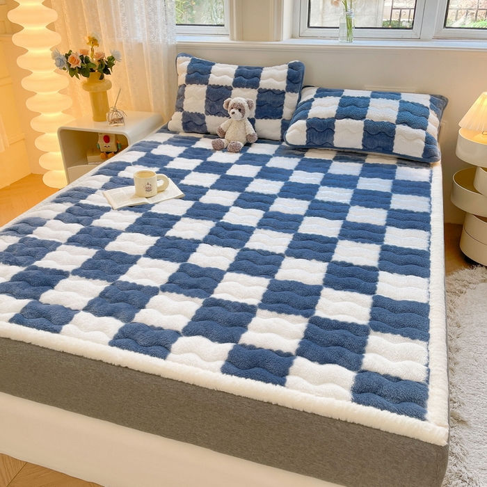 91家纺网 家纺一手货源 找家纺 2024秋冬加厚床垫床褥子北极绒印花泰迪绒床褥床护垫三件套-160g夹棉 棋盘格-高贵蓝