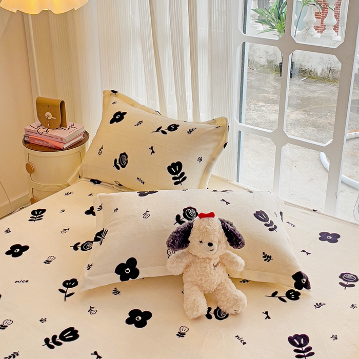 91家纺网 家纺一手货源 找家纺 名兮家居 2024新款时尚卡通风高克重牛奶绒床单-盖毯 花溪