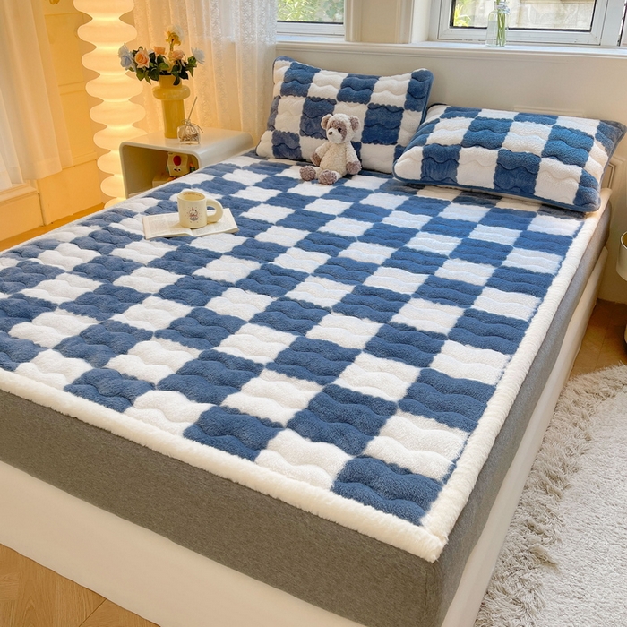 91家纺网 家纺一手货源 找家纺 2024秋冬加厚床垫床褥子北极绒印花泰迪绒床褥床护垫三件套-160g夹棉 棋盘格-高贵蓝