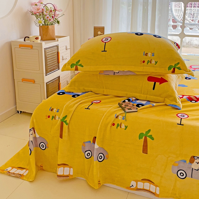 91家纺网 家纺一手货源 找家纺 名兮家居 2024新款时尚卡通风高克重牛奶绒床单-盖毯 汽车派对