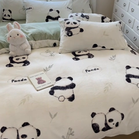91家纺网 家纺一手货源 找家纺 慕澄家纺 2024新款小清新可爱印花牛奶绒加厚保暖四件套 小熊猫